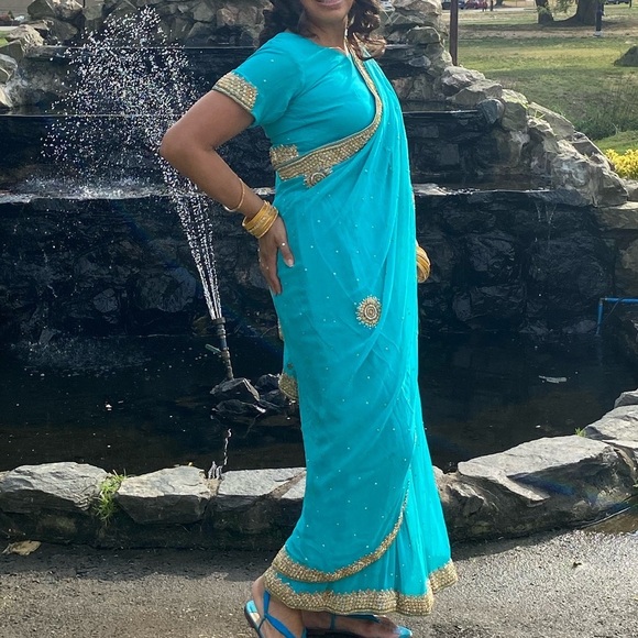 Elegant 2 Piece Sari & Accessories Outfit Turquoise Blue & Gold - Picture 3 of 17